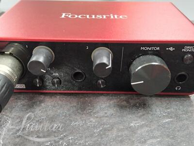 Helipult Focusrite Scarlett Solo ja Mikrofon Scarlett Studio