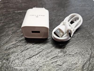 Laadija PRESTICO F9S 1xUSB + Juhe USB-C 2.4A valge