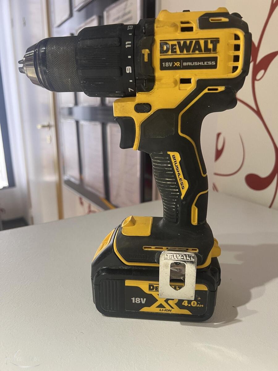 Akukruvikeeraja koos akuga Dewalt DCF809