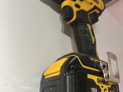Akukruvikeeraja koos akuga Dewalt DCF809