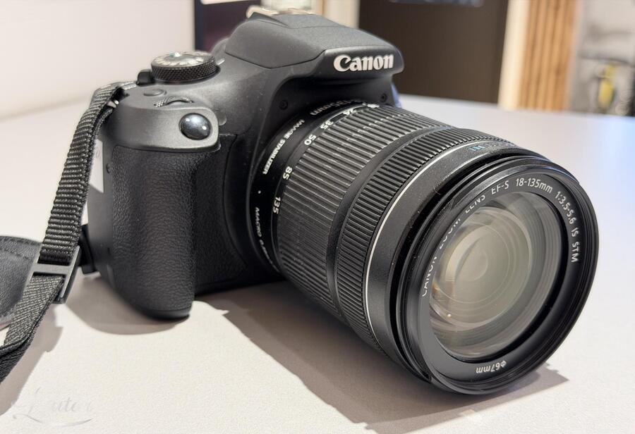 Peegelkaamera Canon EOS 2000D + Objektiiv Canon 18-135mm 
