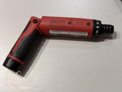 Akukruvikeeraja Milwaukee M4 D-202B