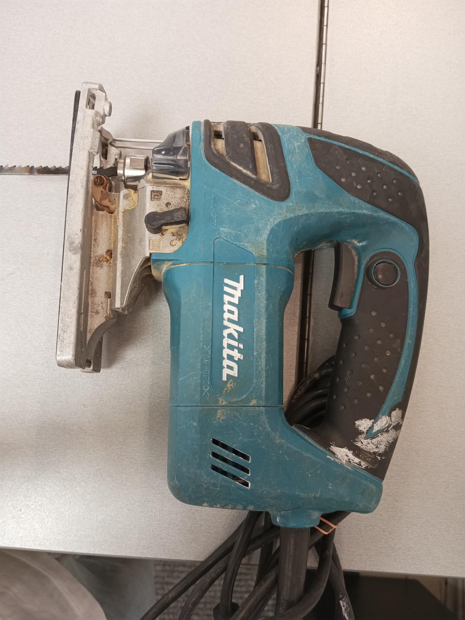 Tootefoto - Tikksaag Makita 4350FCT