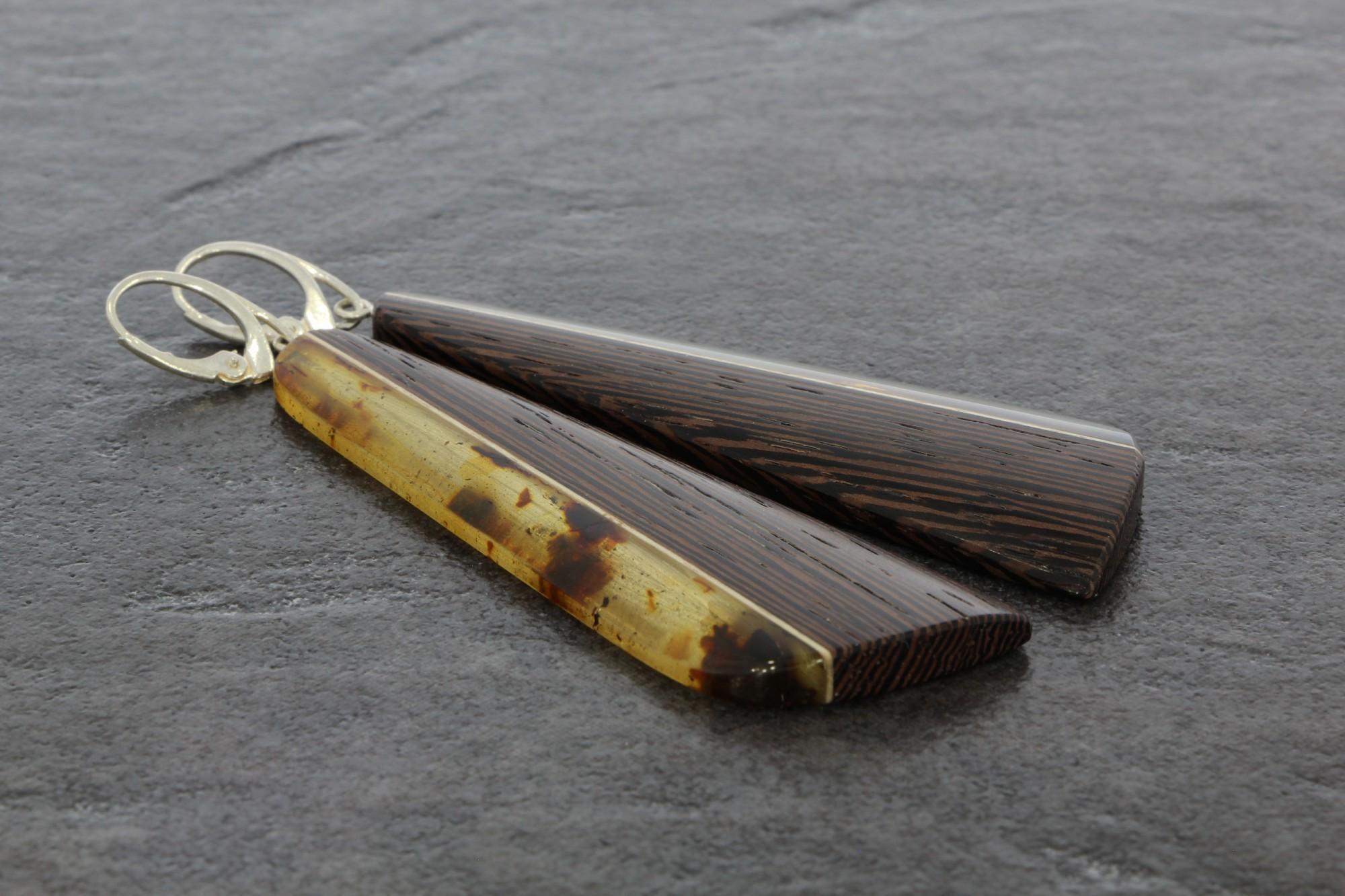 Tootefoto - Kõrvarõngad merevaiguga