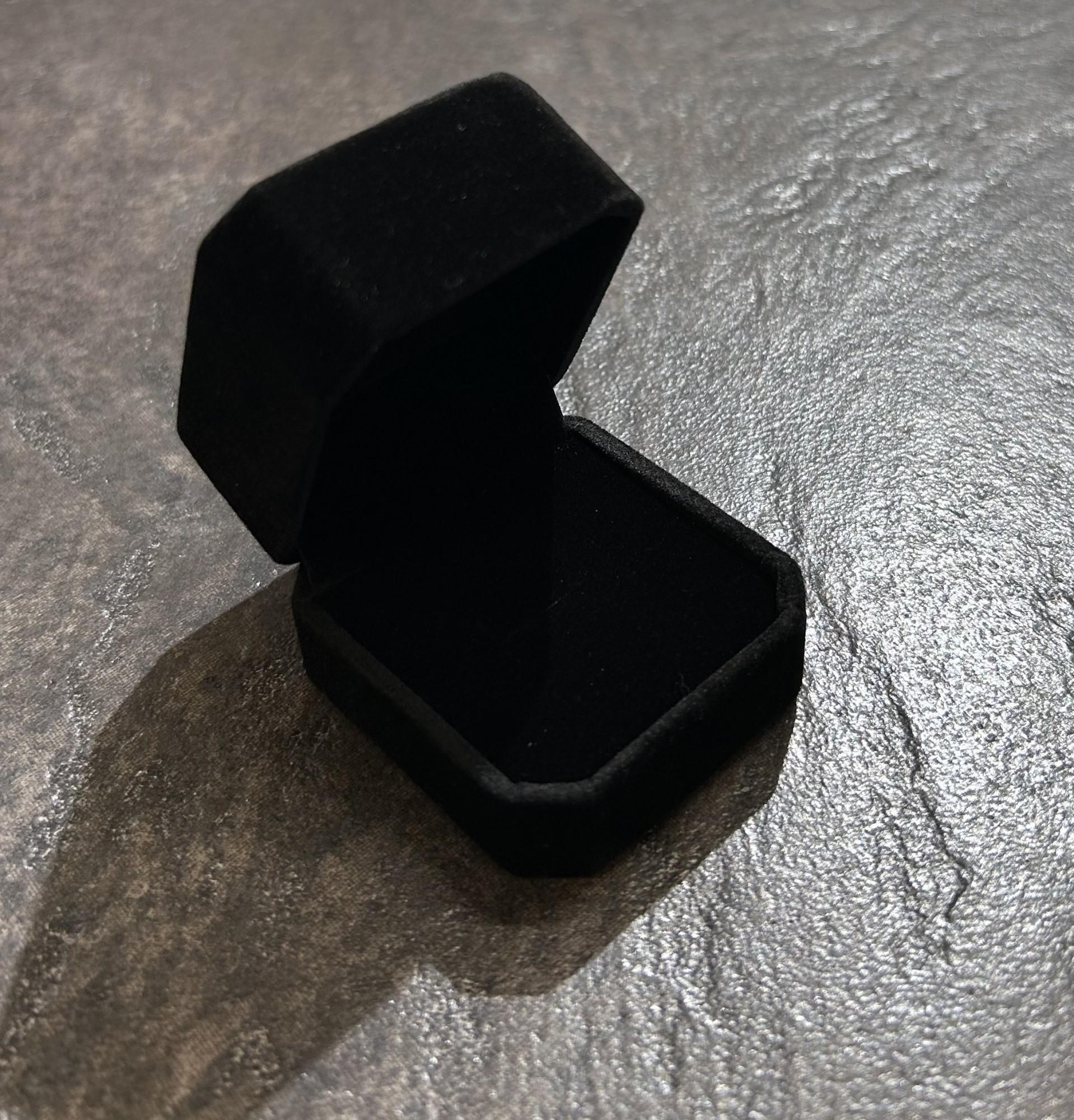 Tootefoto - Ehtekarp Must