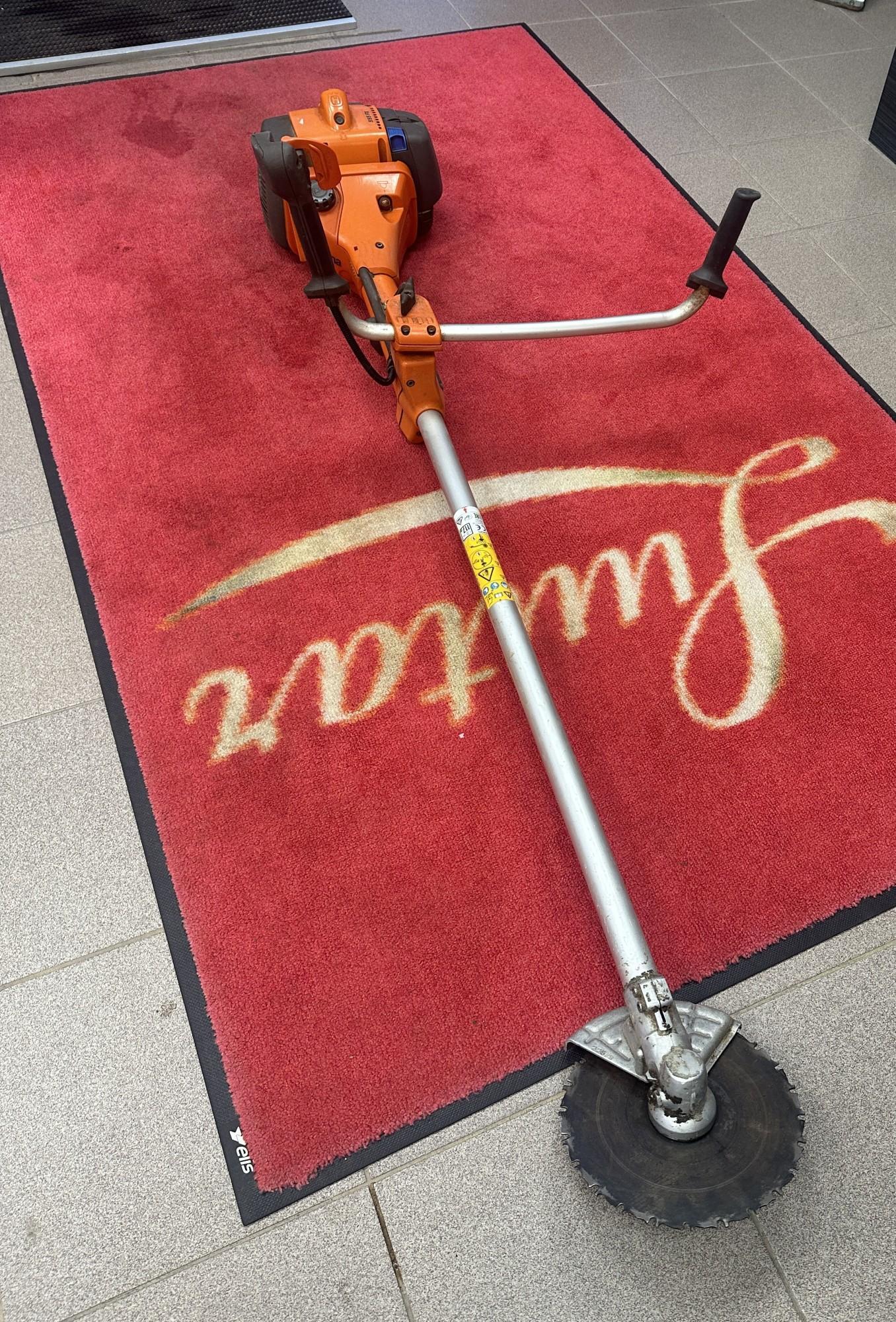 Tootefoto - Võsalõikur Husqvarna 555FXT