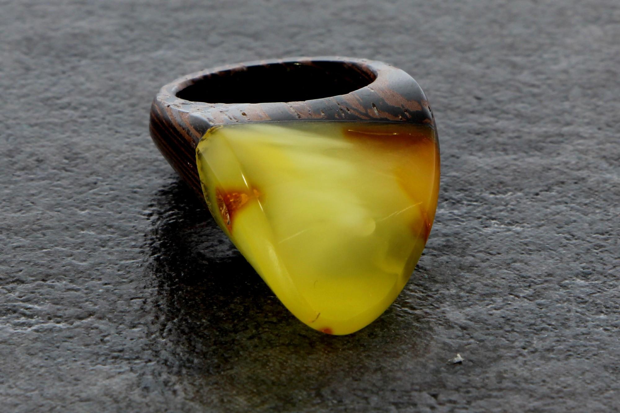 Tootefoto - Sõrmus merevaiguga