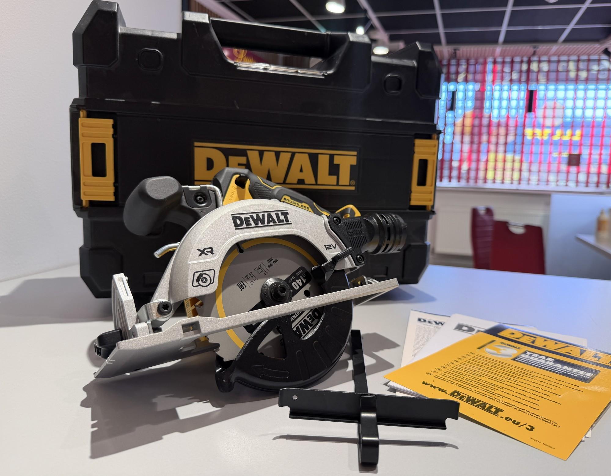 Tootefoto - Akuketassaag DeWalt DCS512