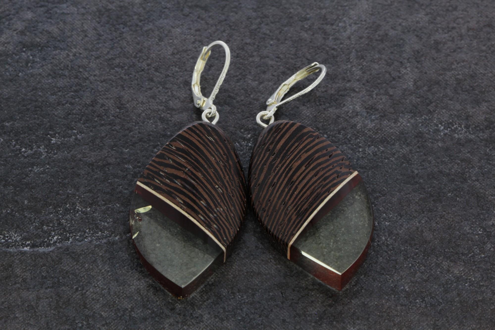 Tootefoto - Kõrvarõngad merevaiguga Kampus