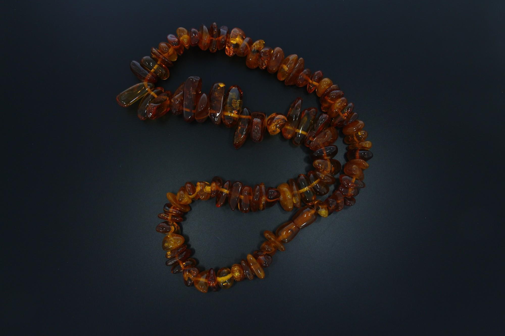 Tootefoto - Kaelakett Merevaik