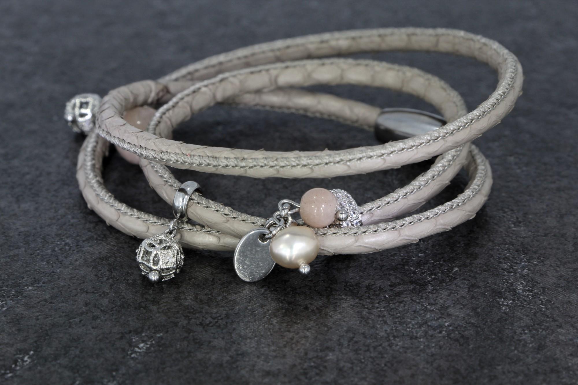 Tootefoto - Käevõru nahast Gaura