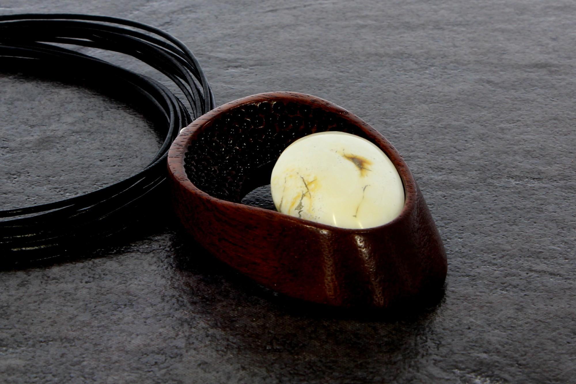 Tootefoto - Kaelakee merevaiguga