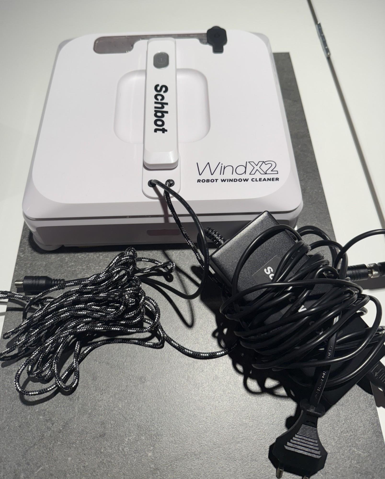 Tootefoto - Aknapesurobot Schbot WindX2