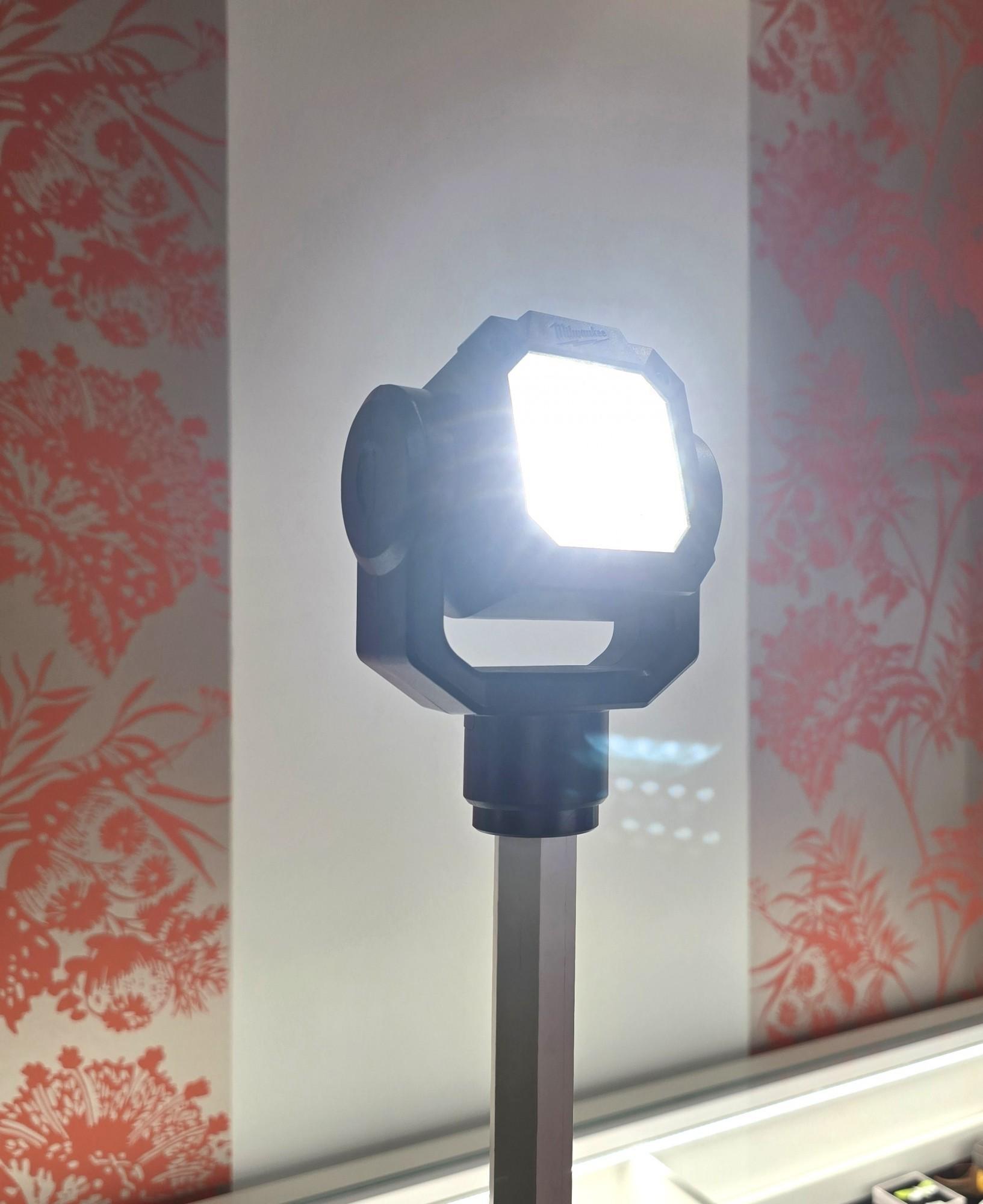 Tootefoto - Statiiviga valgusti Milwaukee M12 SAL