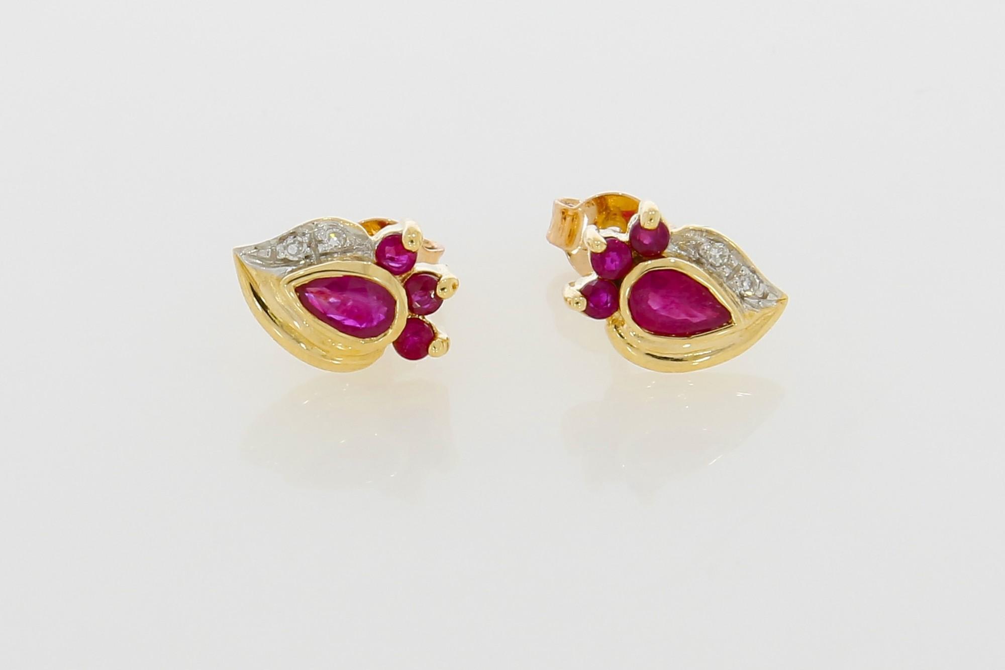 Tootefoto - Kuldkõrvarõngad 585* Briljandid