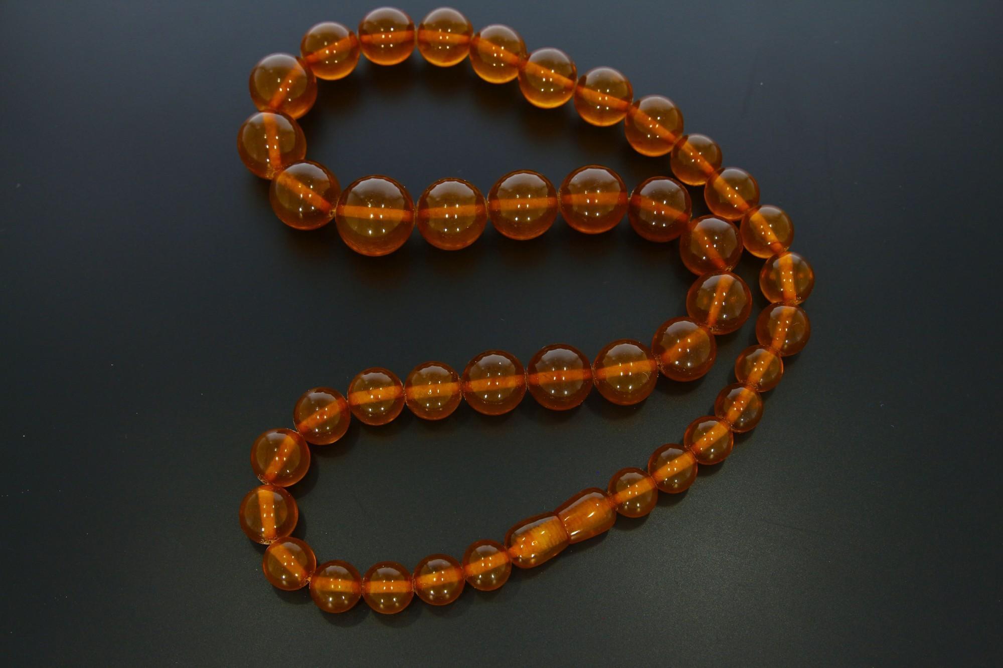 Tootefoto - Kaelakett Merevaik